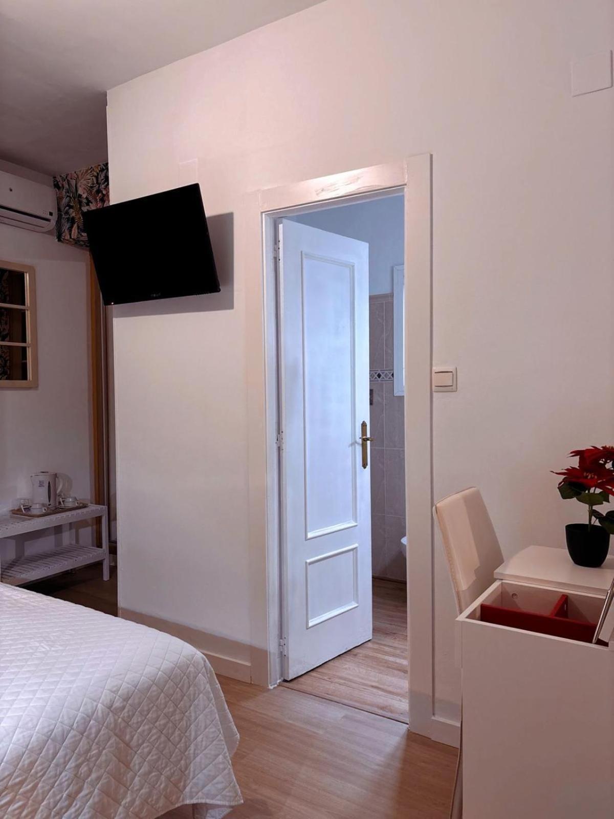 Hostal Guadalupe Τορρεμολίνος Εξωτερικό φωτογραφία