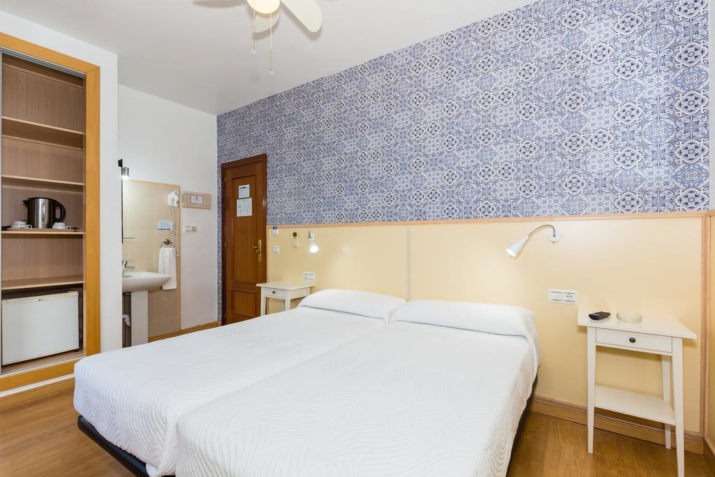 Hostal Guadalupe Τορρεμολίνος Εξωτερικό φωτογραφία